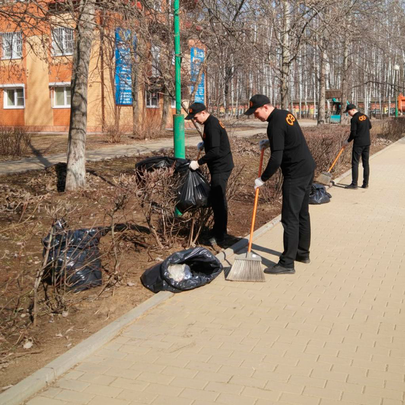 Уборка листьев в Суворове